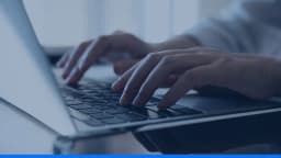 Pessoa digitando em notebook, representando o acesso online ao SisPreq de precatórios