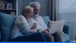 Casal de aposentados usa o notebook em casa para consultar precatório no TJRS e no TJPR.